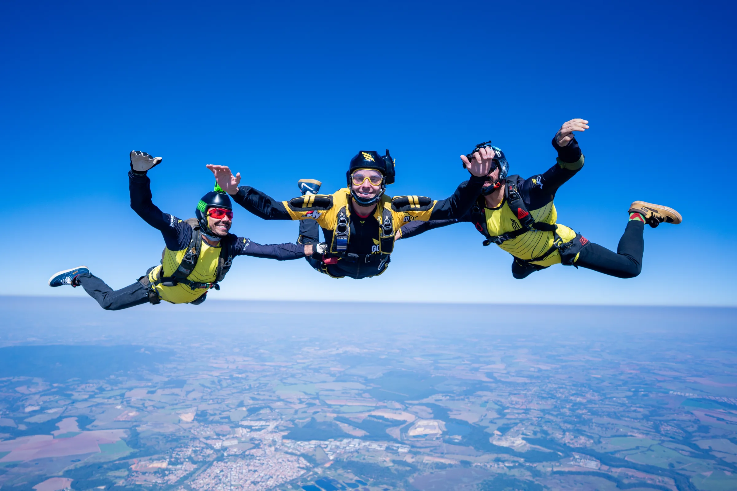 Alunos e instrutores Go Fly em queda livre